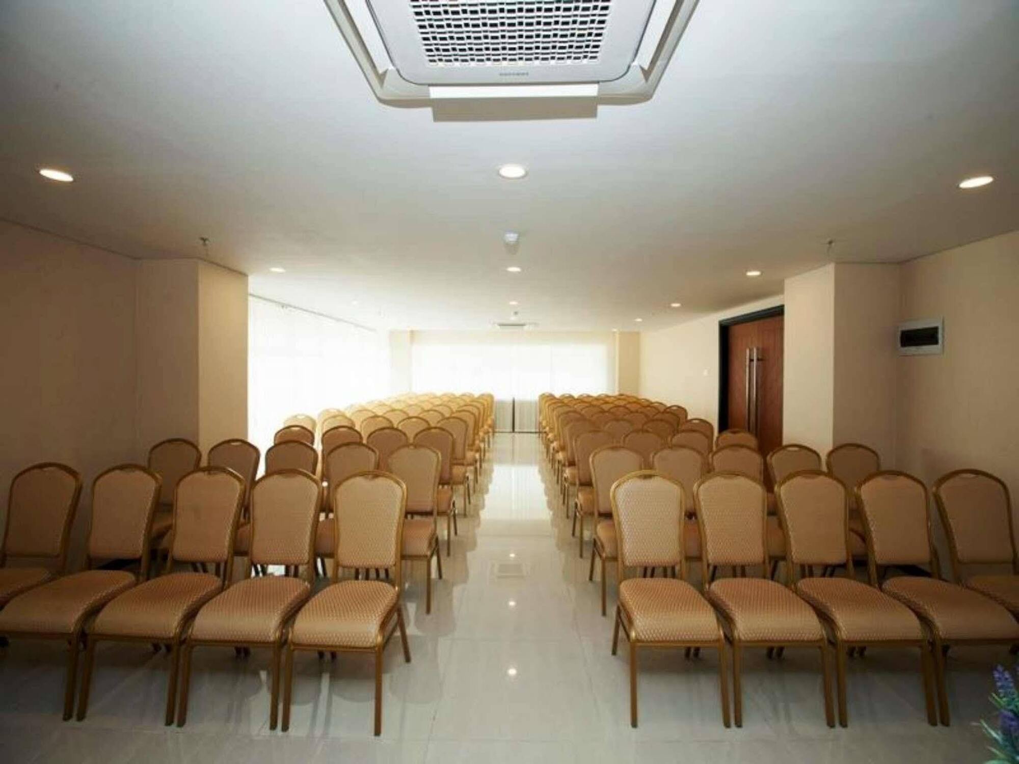 Verse Hotel Cirebon Exterior photo