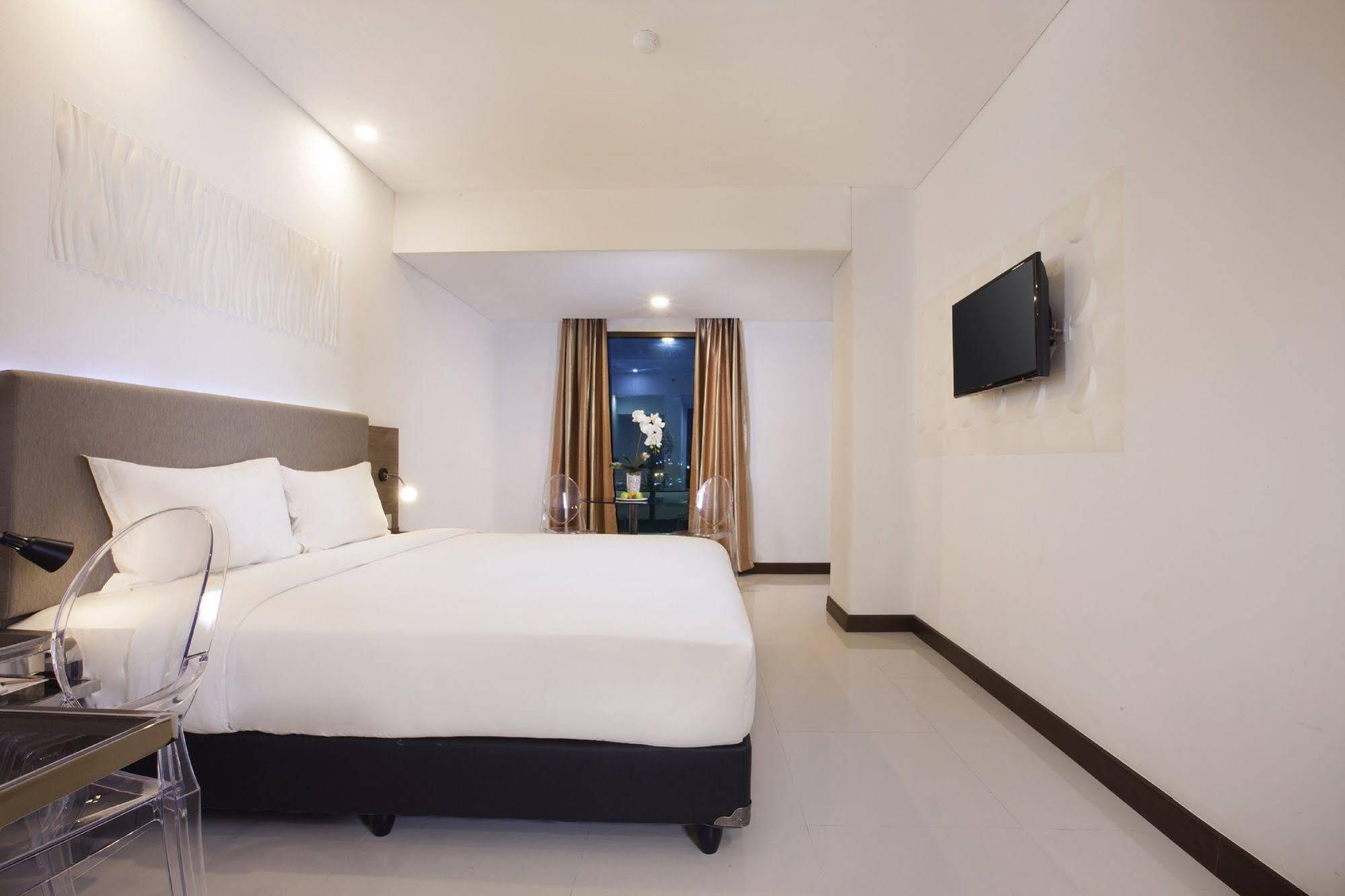 Verse Hotel Cirebon Exterior photo